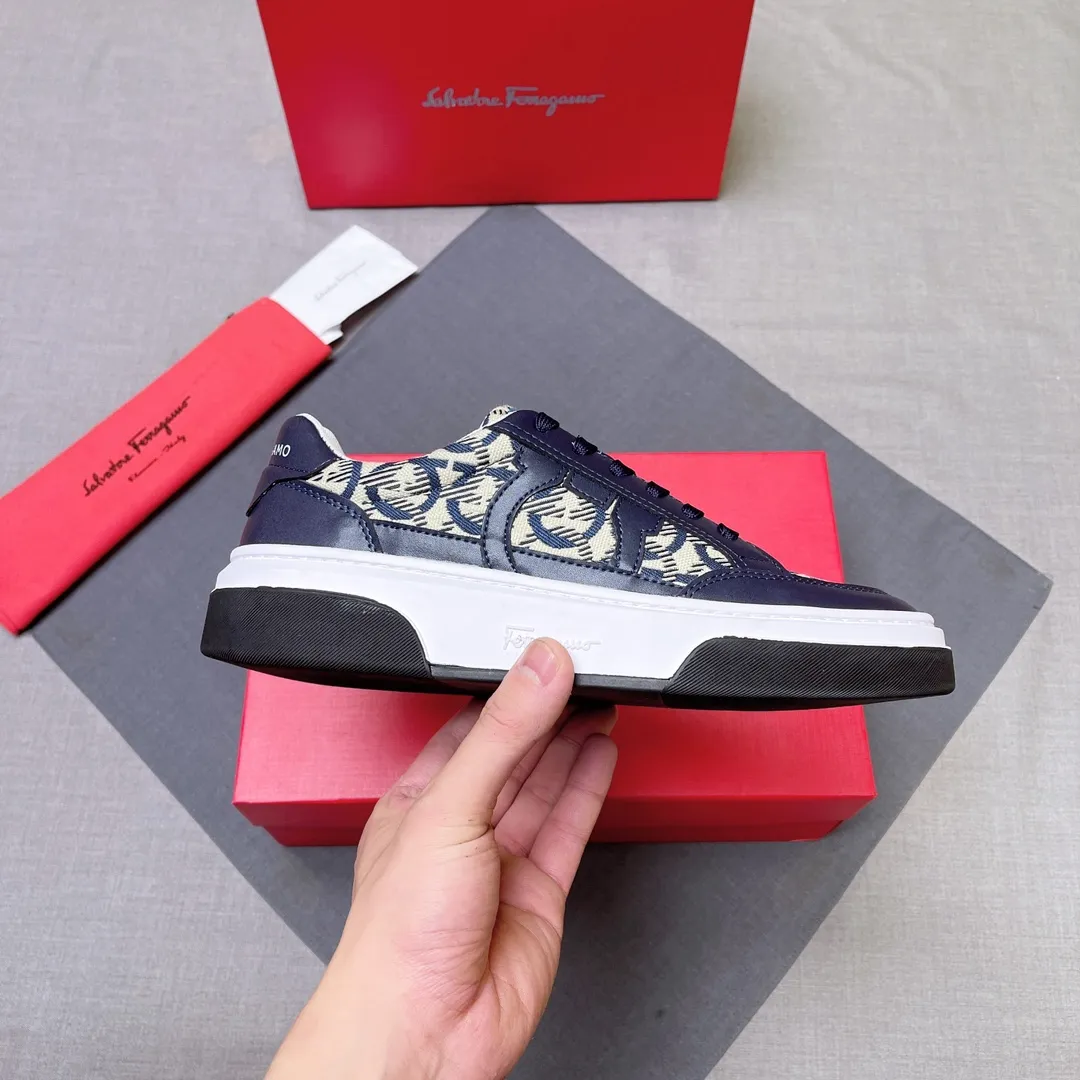 P400 Ferragamo/Ferragamo's new men's GANCINI silhouette low-top casual shoes. These low-top casual shoes are made of suede and calfskin leather. Inspired by the basketball shoe style of the 1990s, the Gancini insert on the side adds a touch of classic style. It features a lightweight rubber sole with knurled edges and custom grooves. The fabric lining and foot pads are light and comfortable, fashionable and dynamic, and the upper foot is comfortable and high-end, fashionable and trendy!  Size: 38-45 No. 004
